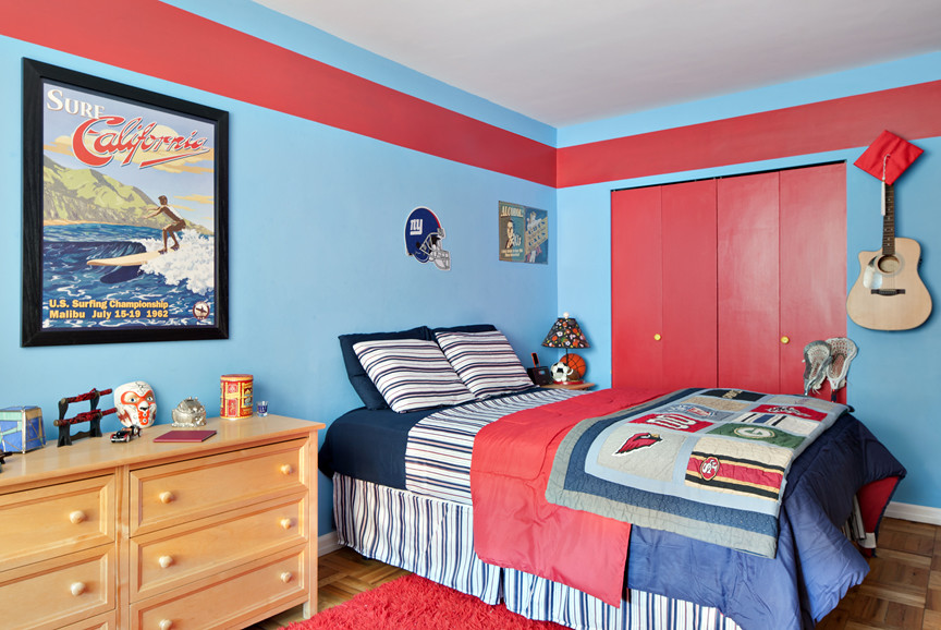 Idéer för mellanstora funkis barnrum kombinerat med sovrum, med mellanmörkt trägolv och flerfärgade väggar