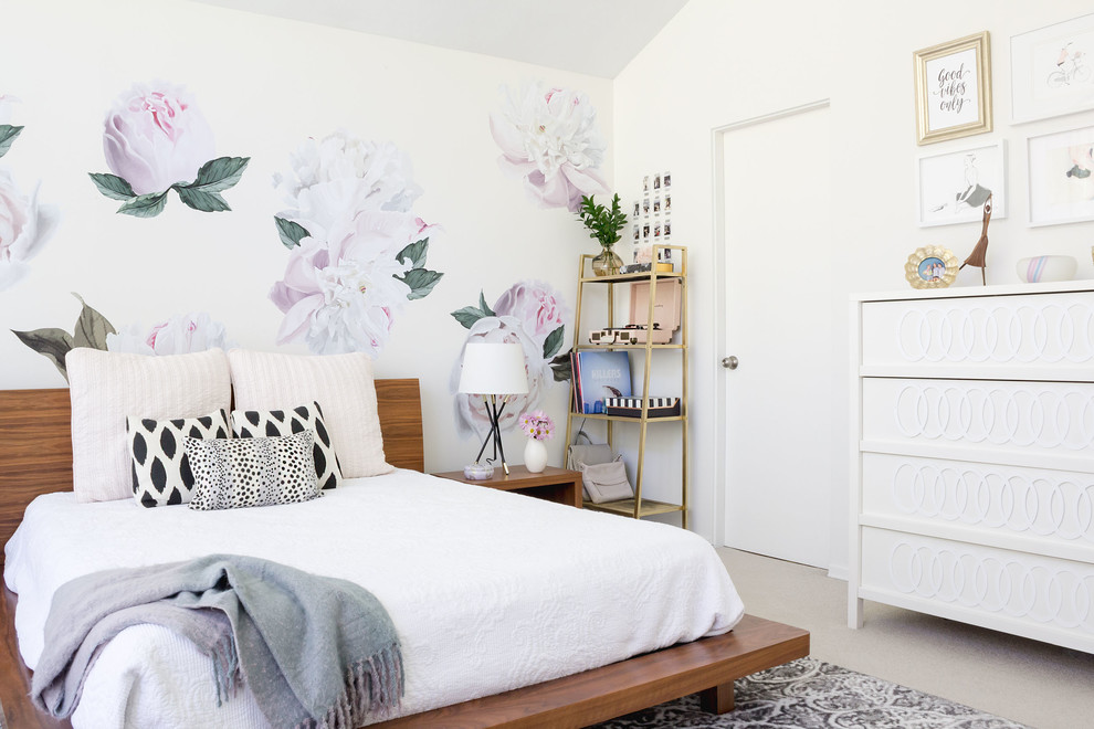 Idéer för ett modernt tonårsrum kombinerat med sovrum, med vita väggar och beiget golv