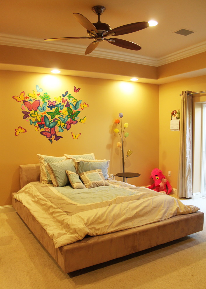 Idéer för ett mellanstort modernt barnrum kombinerat med sovrum, med gula väggar och heltäckningsmatta