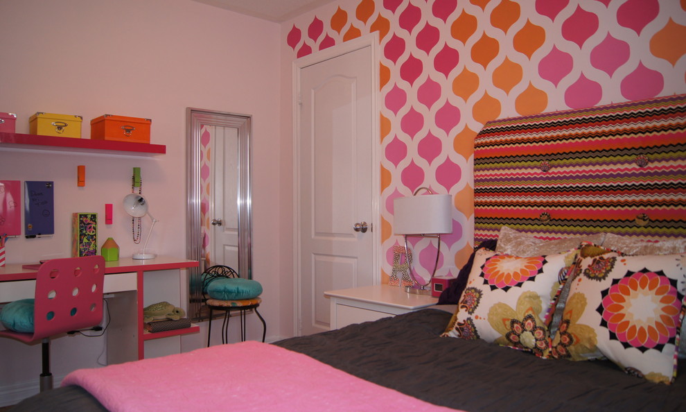 Idee per una cameretta per bambini design di medie dimensioni con pareti rosa e pavimento in legno massello medio