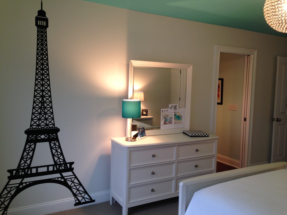 Cette photo montre une petite chambre d'enfant chic avec un mur blanc et moquette.