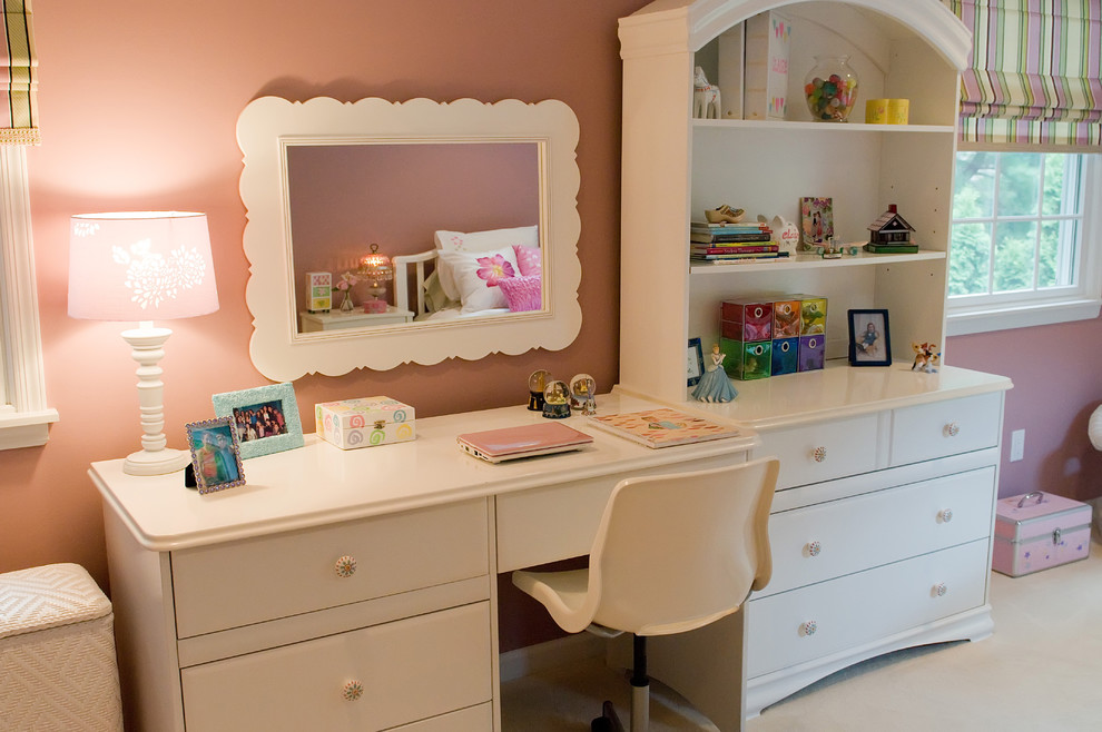 Ejemplo de dormitorio infantil contemporáneo con paredes rosas