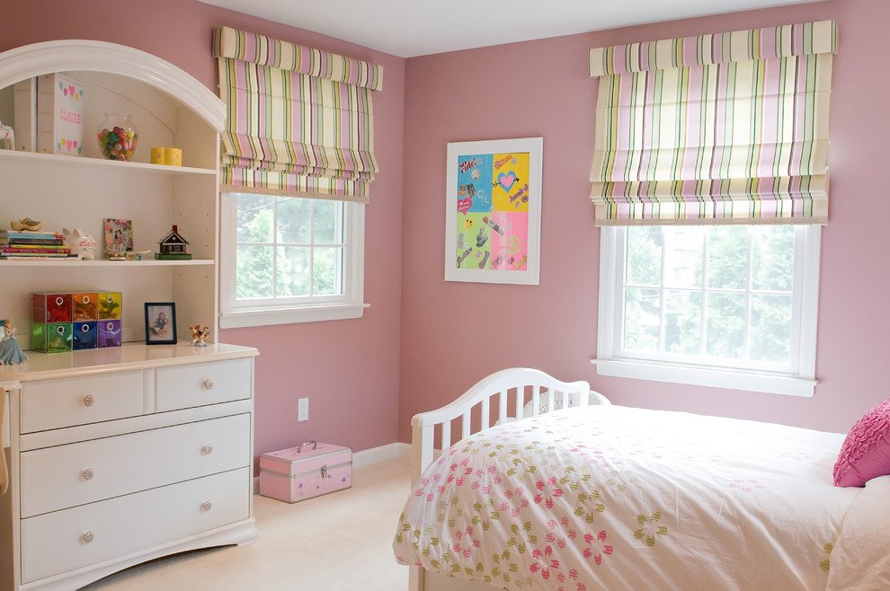 Exempel på ett modernt barnrum, med rosa väggar