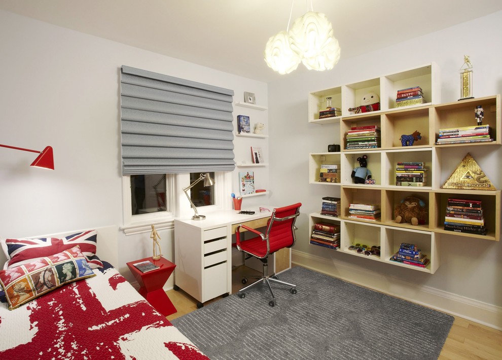 Idée de décoration pour une chambre d'enfant minimaliste de taille moyenne avec parquet clair, un mur gris et un sol beige.