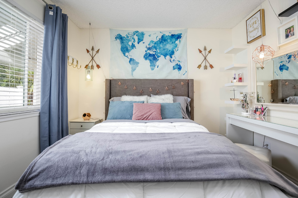 Diseño de dormitorio infantil minimalista con paredes blancas, suelo laminado y suelo gris