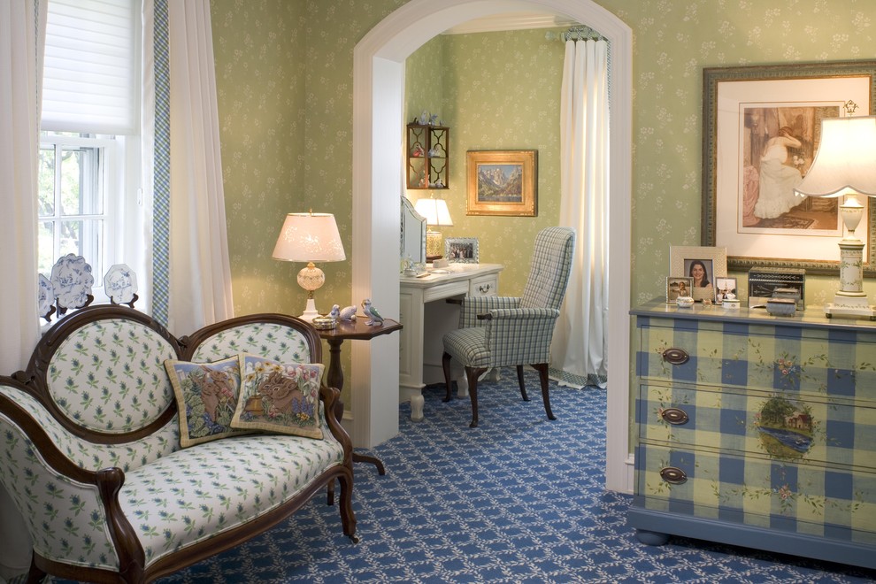 Klassisk inredning av ett barnrum kombinerat med sovrum, med gröna väggar, heltäckningsmatta och blått golv