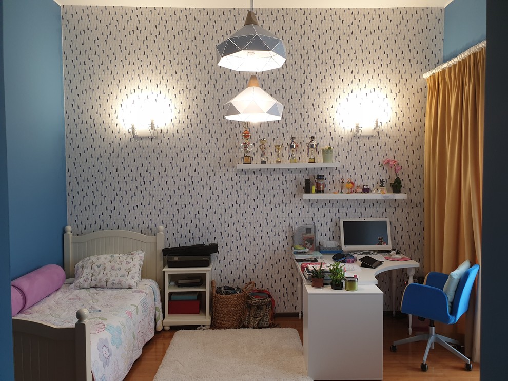 Идея дизайна: детская среднего размера в стиле модернизм с спальным местом, синими стенами и полом из ламината для подростка, девочки