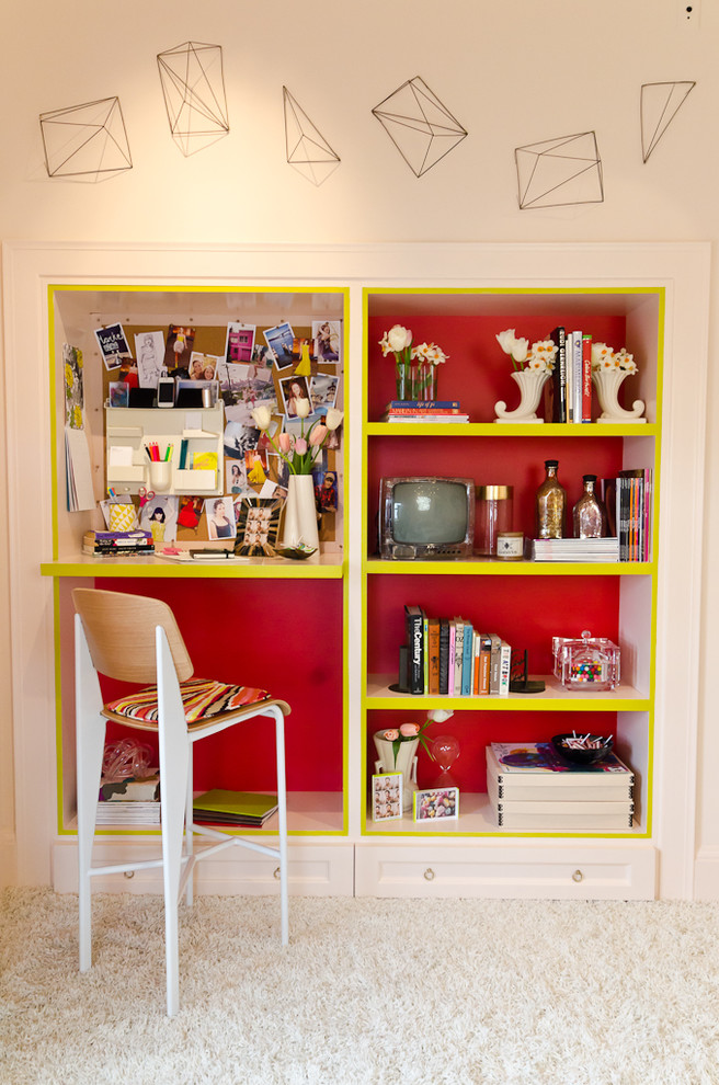 Inspiration för eklektiska barnrum kombinerat med skrivbord, med heltäckningsmatta och flerfärgade väggar