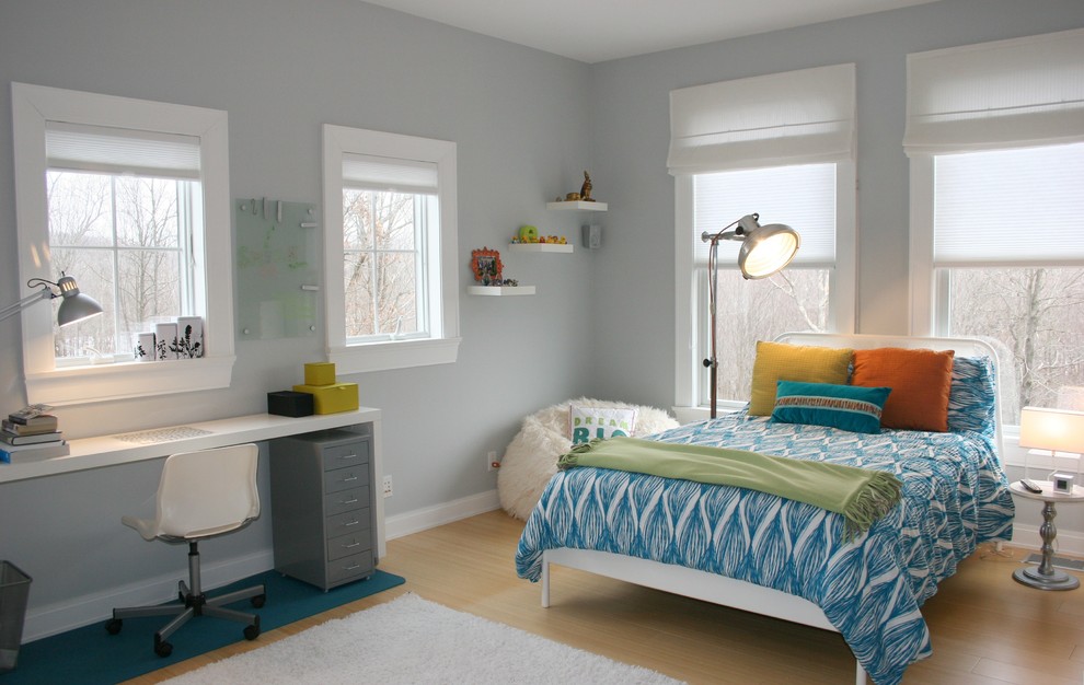 Diseño de dormitorio infantil clásico renovado con paredes grises, suelo de bambú y suelo beige