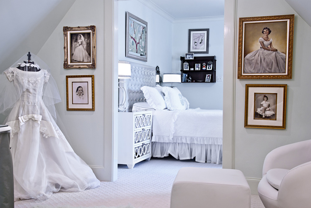 Ejemplo de dormitorio infantil clásico de tamaño medio con paredes grises y moqueta