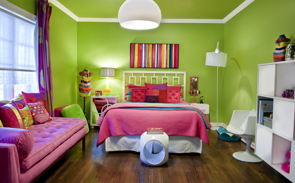 Cette image montre une chambre d'enfant bohème de taille moyenne avec un mur vert et parquet foncé.