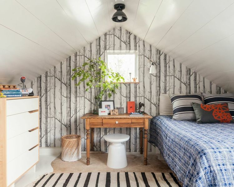 Eklektisk inredning av ett litet barnrum kombinerat med sovrum, med vita väggar och målat trägolv
