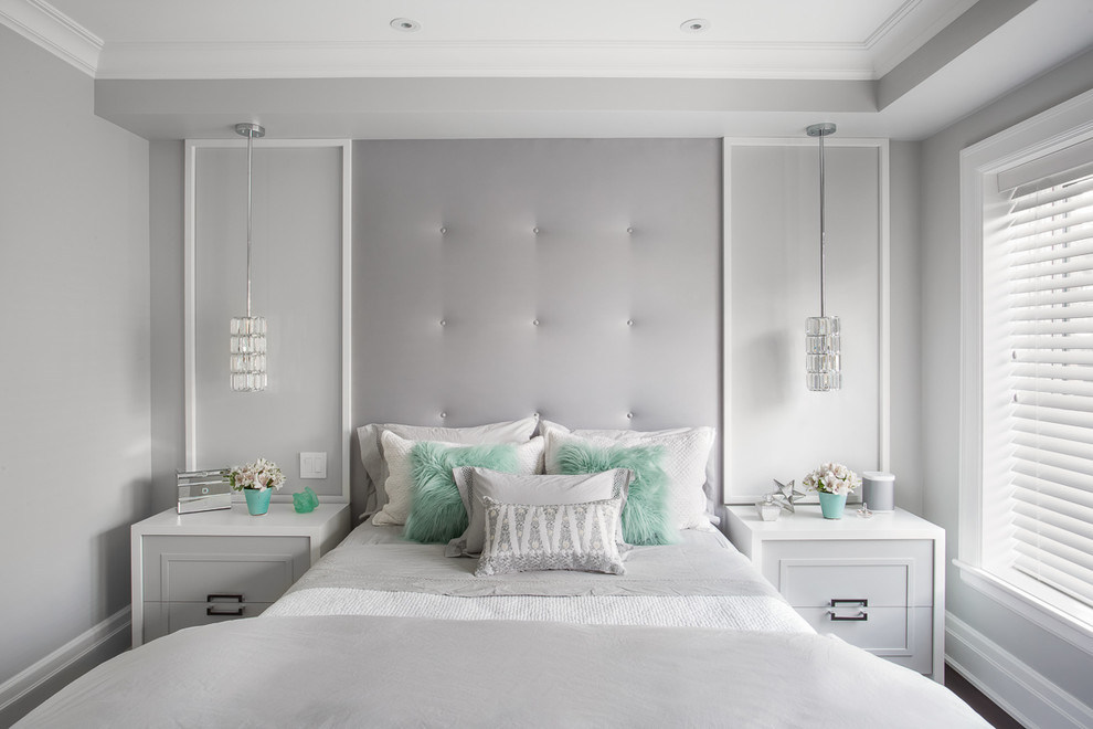 Пример оригинального дизайна: детская в стиле неоклассика (современная классика) с спальным местом и серыми стенами для подростка, девочки