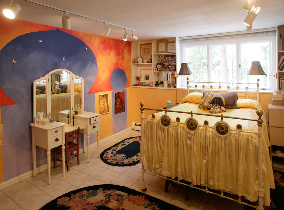 Großes Stilmix Kinderzimmer mit Schlafplatz, bunten Wänden, Keramikboden und beigem Boden in Boston