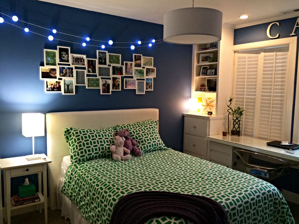 Свежая идея для дизайна: маленькая нейтральная детская в современном стиле с спальным местом и синими стенами для на участке и в саду, подростка - отличное фото интерьера