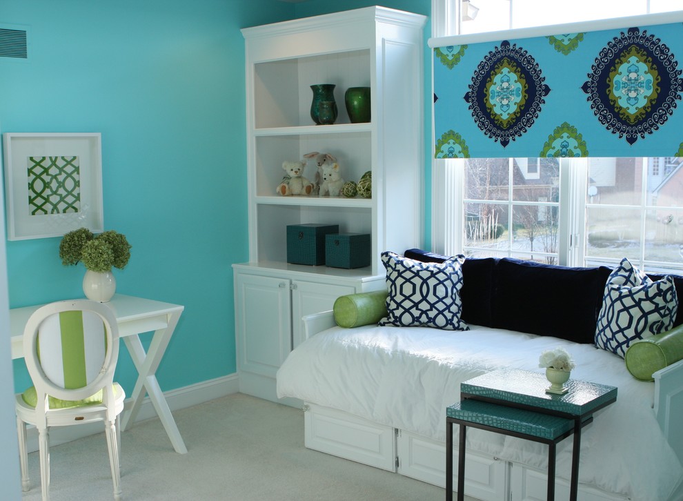 Cette photo montre une chambre d'enfant tendance avec un mur bleu et moquette.