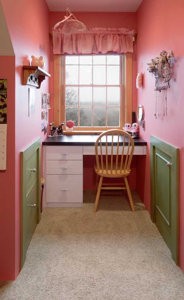 Esempio di una piccola cameretta per bambini eclettica con pareti rosa, moquette e pavimento beige