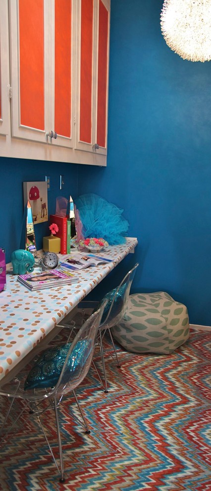 На фото: детская в современном стиле с рабочим местом и синими стенами для ребенка от 4 до 10 лет, девочки