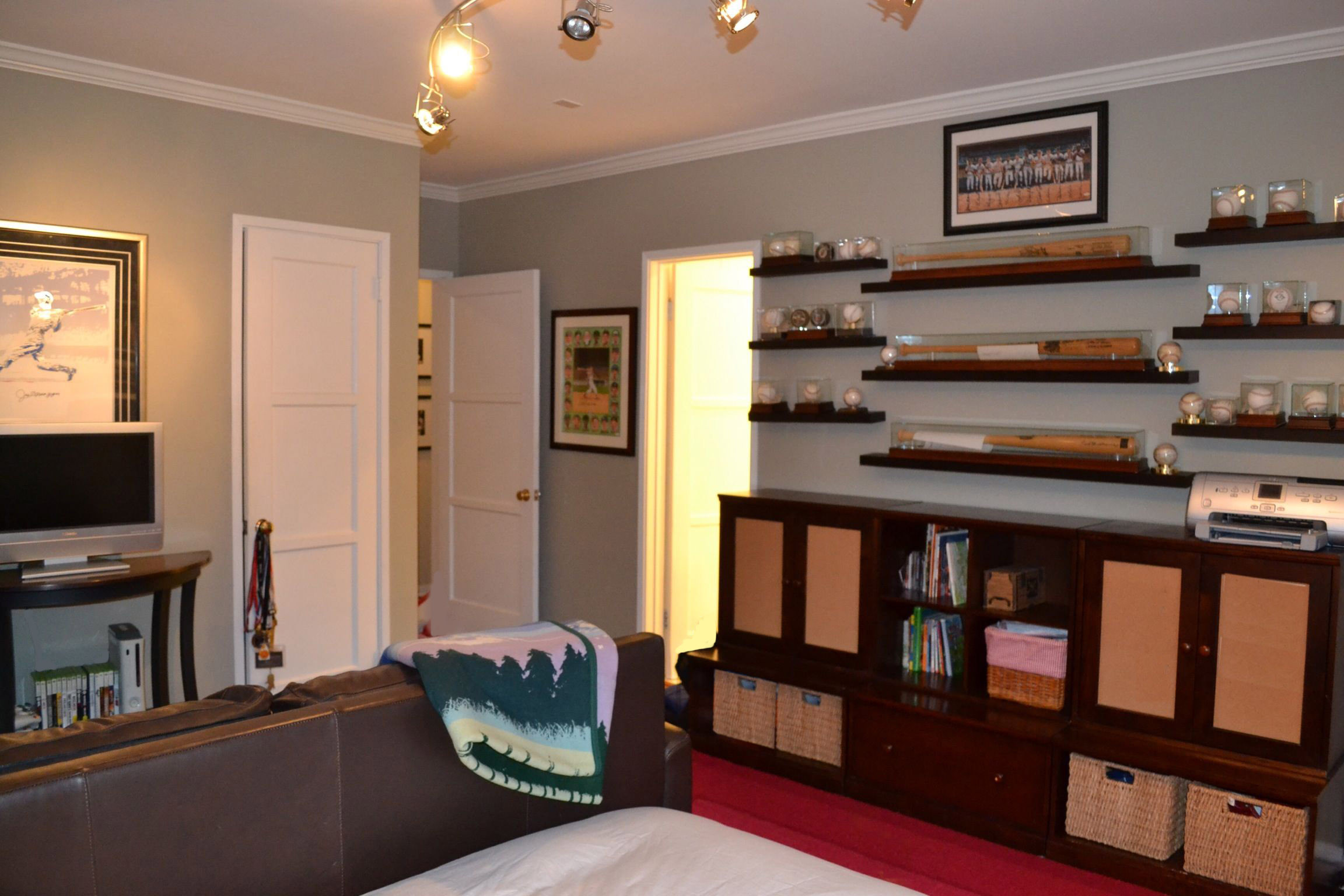 Creative Ball and Hat Display in Teen Boy's Room