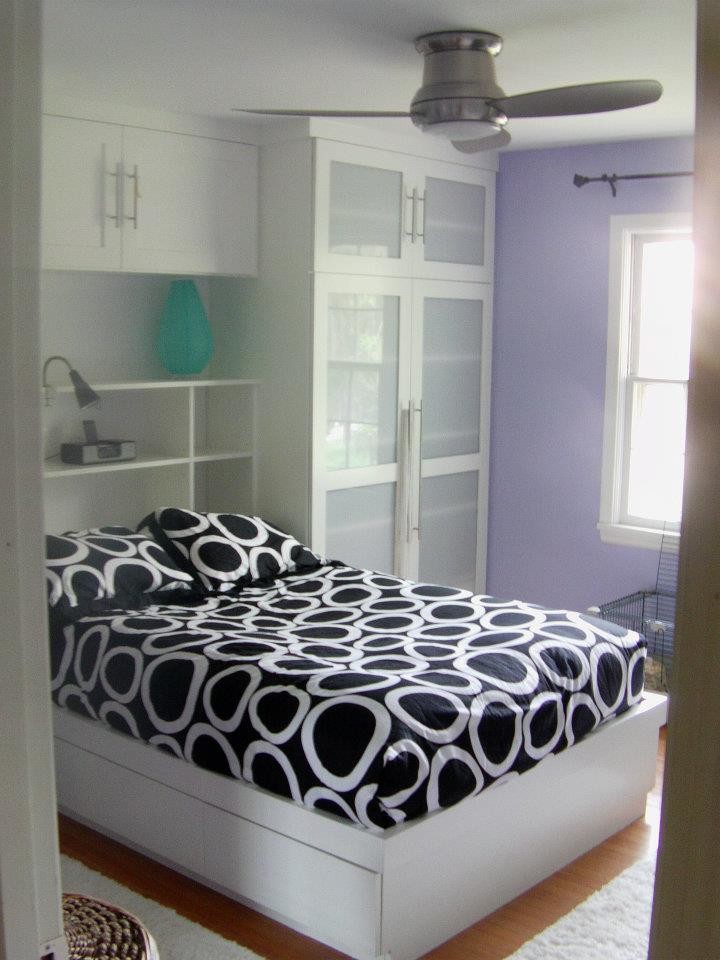 Idéer för ett modernt barnrum kombinerat med sovrum, med lila väggar