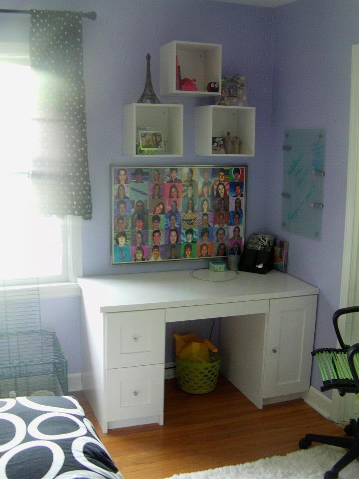 Exempel på ett modernt barnrum kombinerat med sovrum, med lila väggar