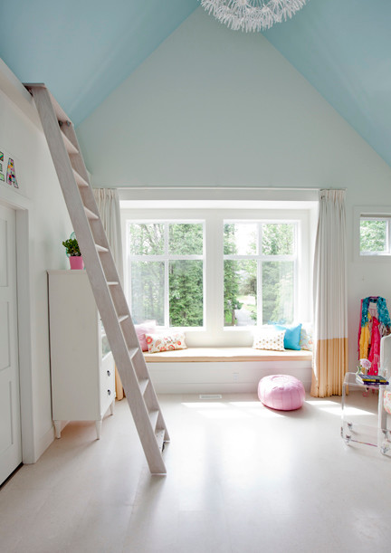 Ejemplo de dormitorio infantil ecléctico con paredes blancas y suelo de corcho