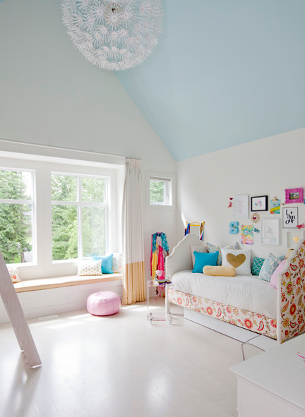 Diseño de dormitorio infantil bohemio con paredes blancas y suelo de corcho