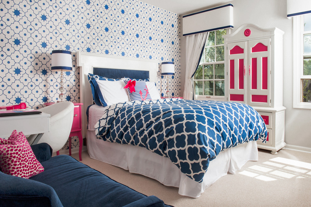 Стильный дизайн: детская в классическом стиле с спальным местом, разноцветными стенами и ковровым покрытием для подростка, девочки - последний тренд