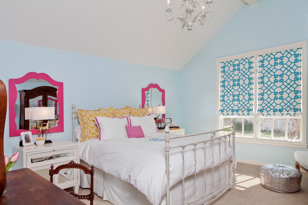 Modelo de dormitorio infantil tradicional renovado con paredes azules y moqueta