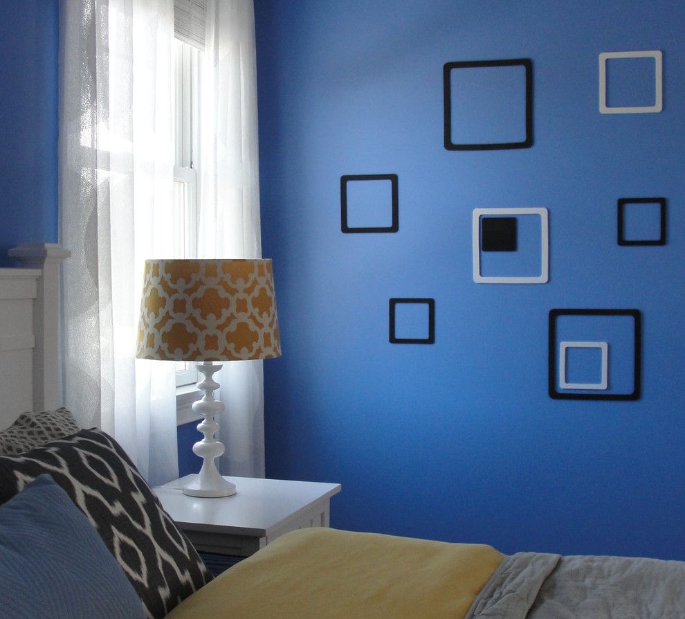 Idées déco pour une grande chambre d'enfant classique avec un mur bleu et moquette.