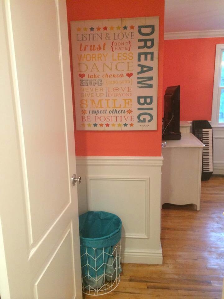Idée de décoration pour une petite chambre d'enfant minimaliste avec un mur orange.