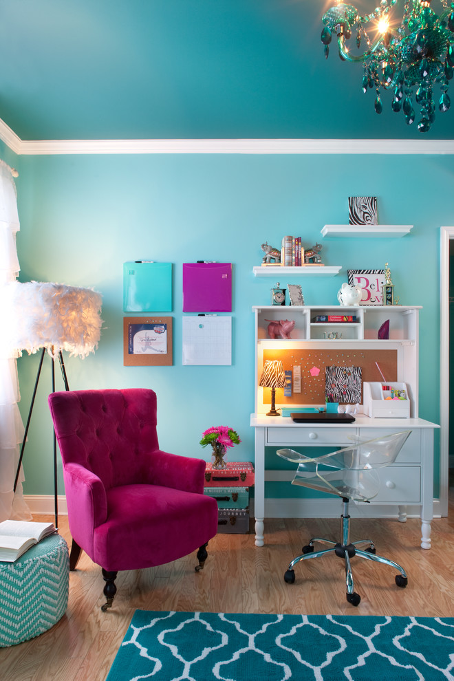 Foto på ett mellanstort funkis barnrum kombinerat med skrivbord, med blå väggar, ljust trägolv och beiget golv
