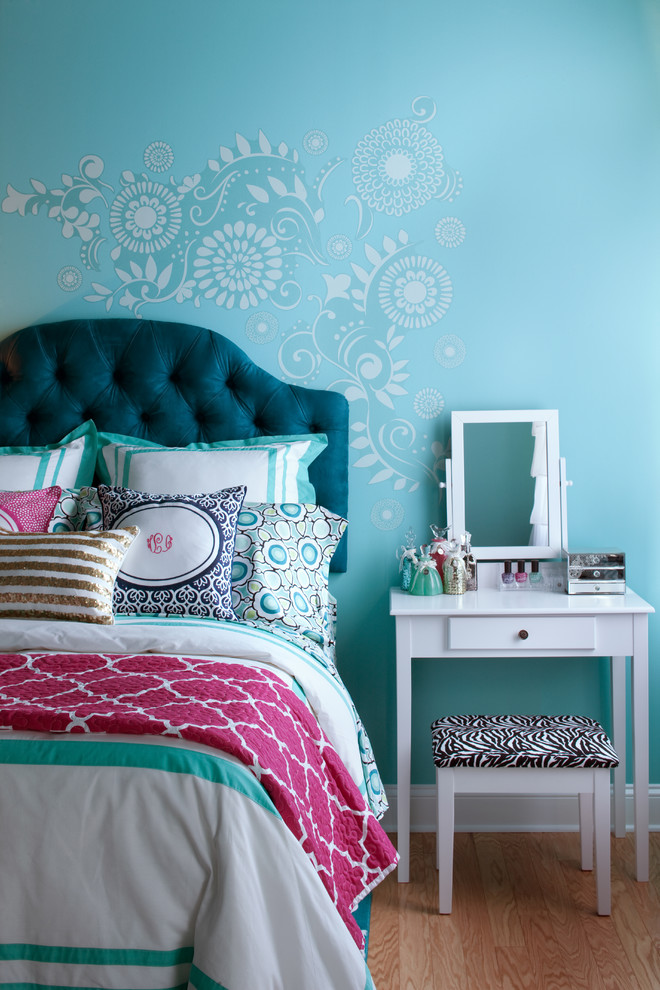 Exemple d'une chambre d'enfant tendance de taille moyenne avec un mur bleu, parquet clair et un sol beige.