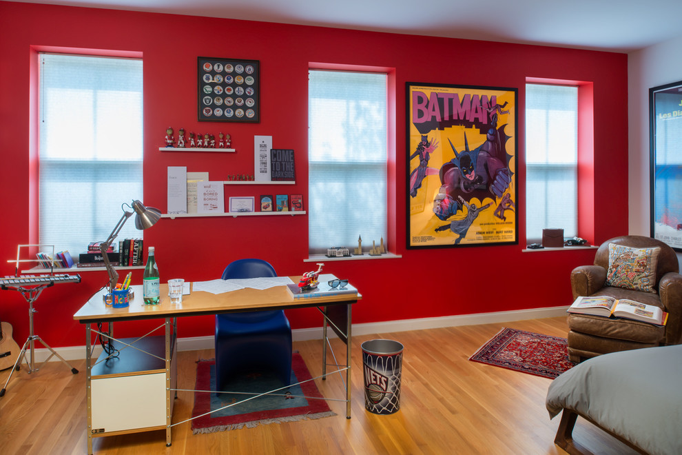 Idéer för ett modernt barnrum kombinerat med skrivbord, med mellanmörkt trägolv och flerfärgade väggar
