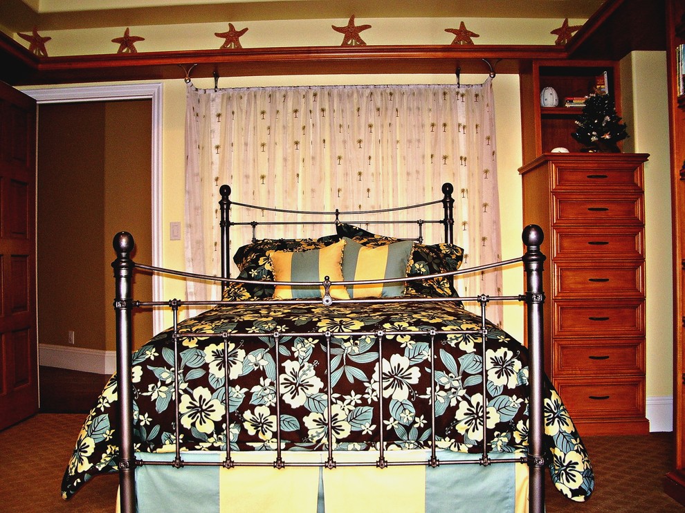 Foto på ett mellanstort tropiskt barnrum kombinerat med sovrum, med gula väggar och heltäckningsmatta