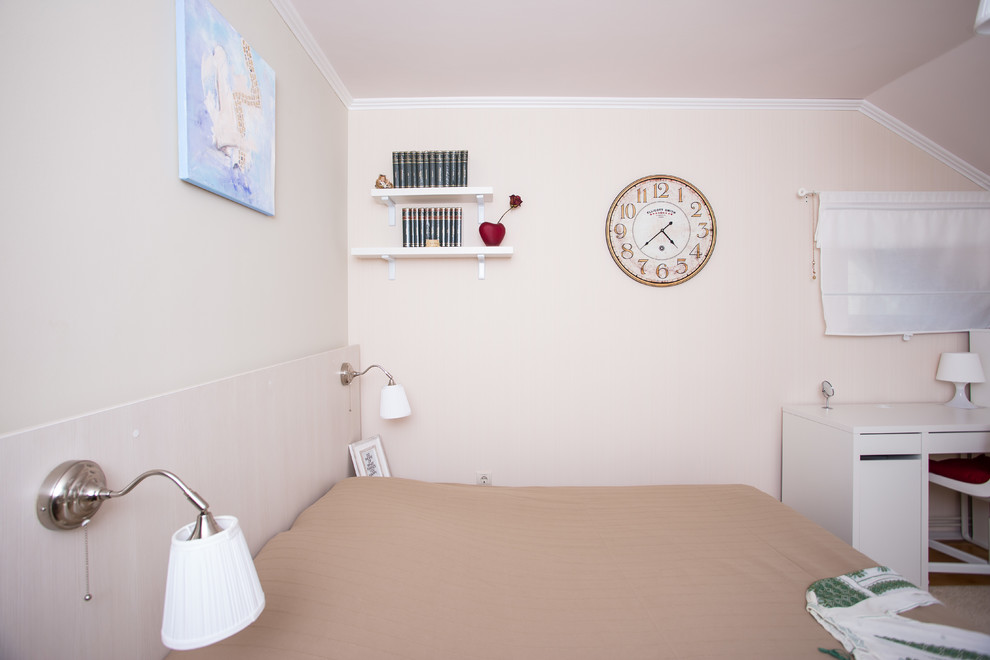 Immagine di una piccola cameretta per bambini contemporanea con pareti beige e parquet chiaro