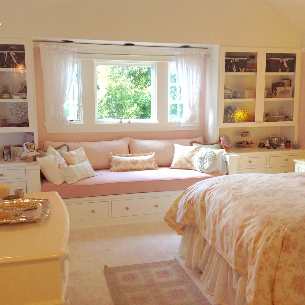 Modelo de dormitorio infantil de 4 a 10 años clásico de tamaño medio con paredes blancas, moqueta y suelo beige