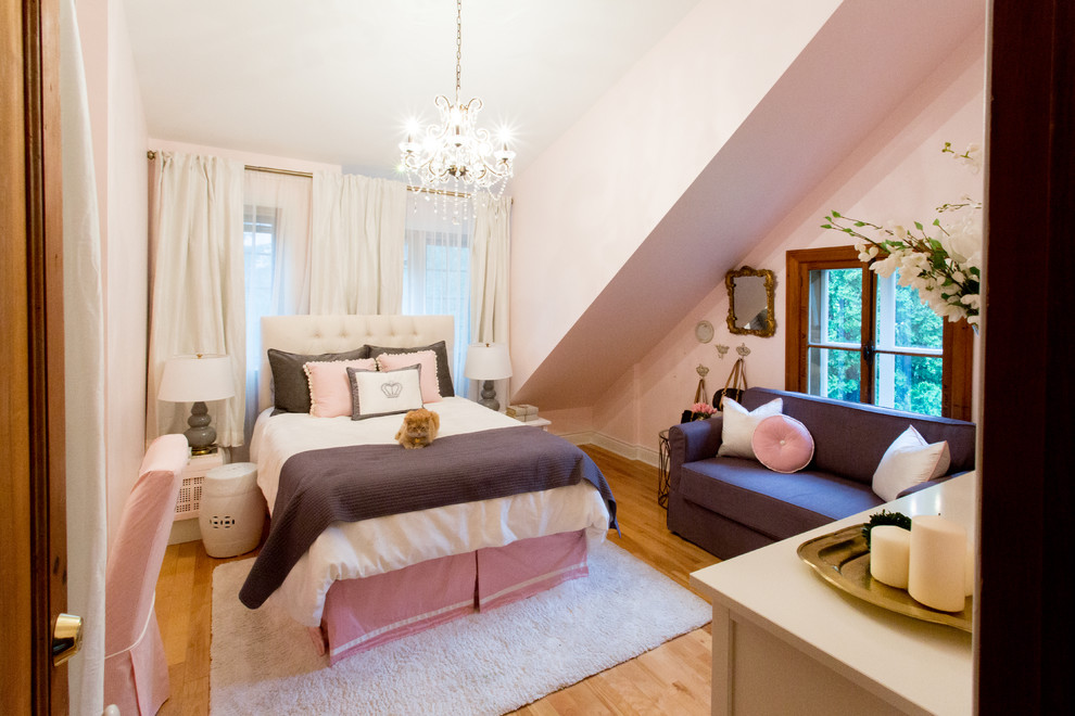 Aménagement d'une chambre d'enfant de 4 à 10 ans classique avec un mur rose et parquet clair.
