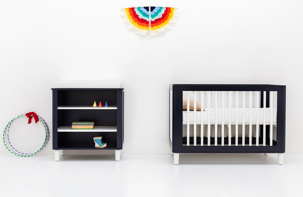 Immagine di una piccola cameretta per bambini da 1 a 3 anni design con pareti bianche
