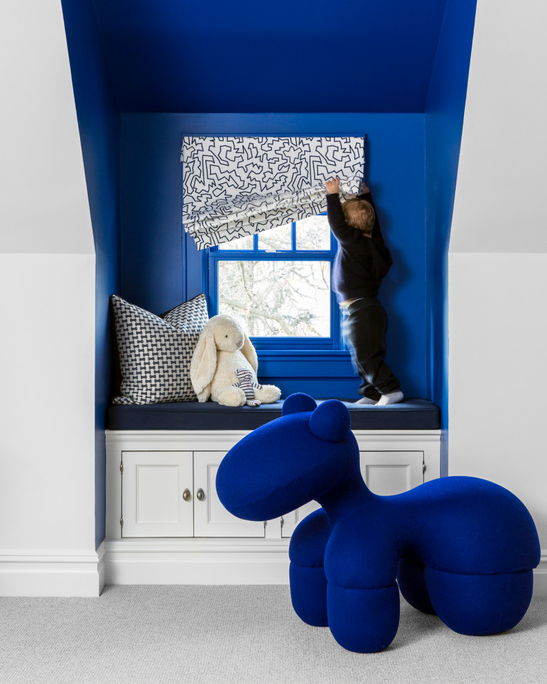 Idéer för ett modernt barnrum kombinerat med lekrum, med blå väggar, heltäckningsmatta och grått golv