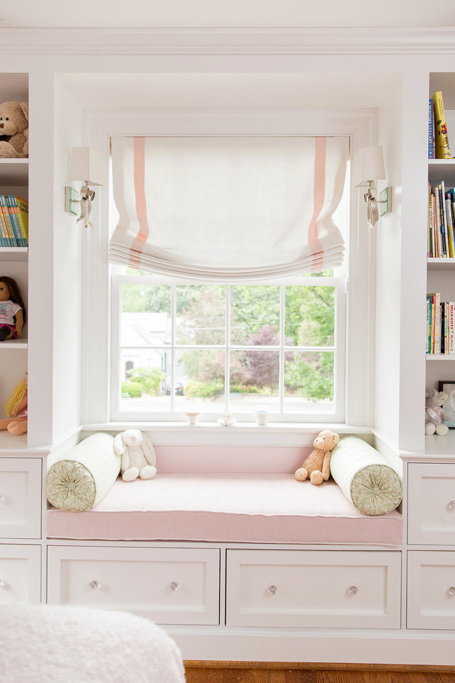Bild på ett vintage flickrum kombinerat med sovrum, med rosa väggar, mellanmörkt trägolv och beiget golv