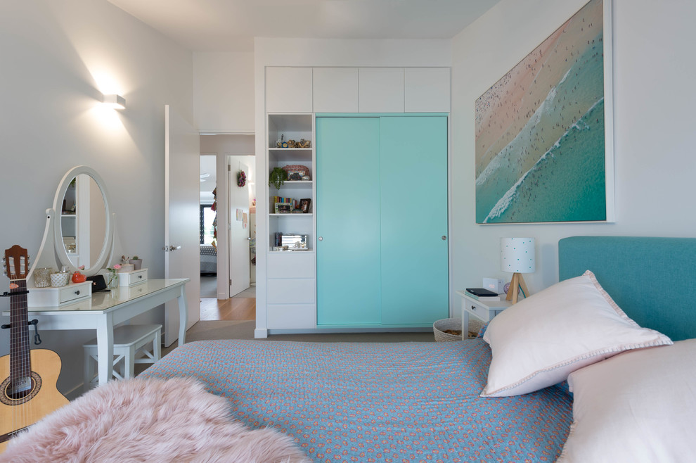 Ejemplo de dormitorio infantil actual con paredes blancas, moqueta y suelo gris