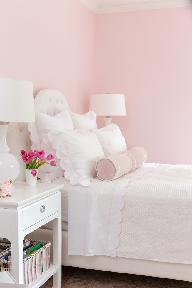 Klassisches Mädchenzimmer mit Schlafplatz, rosa Wandfarbe, braunem Holzboden und beigem Boden in Raleigh