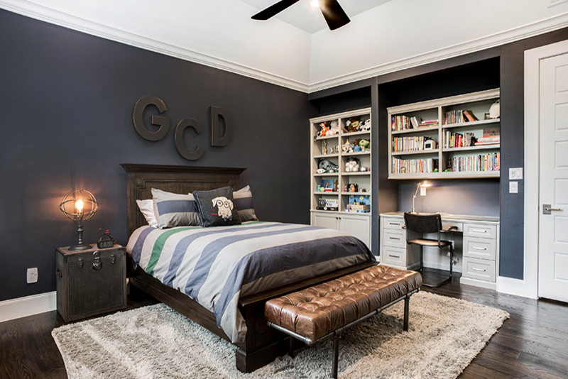 Diseño de dormitorio infantil clásico de tamaño medio con paredes azules, suelo de madera oscura y suelo marrón