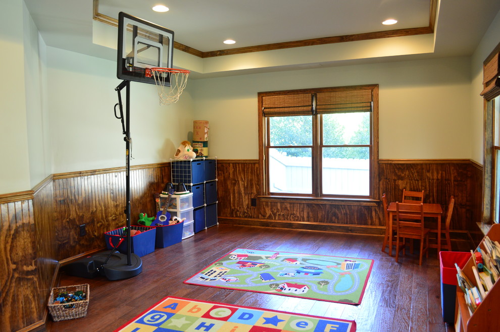 Idee per una cameretta per bambini da 4 a 10 anni tradizionale di medie dimensioni con pareti multicolore e parquet scuro