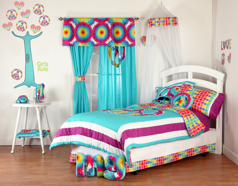 Bild på ett funkis flickrum kombinerat med sovrum och för 4-10-åringar