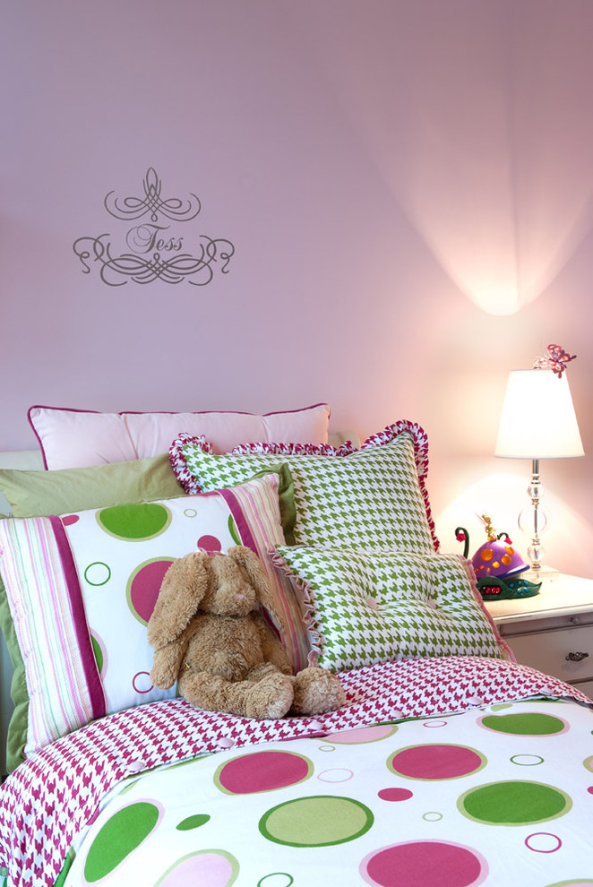 Foto de dormitorio infantil de 4 a 10 años clásico de tamaño medio con paredes rosas