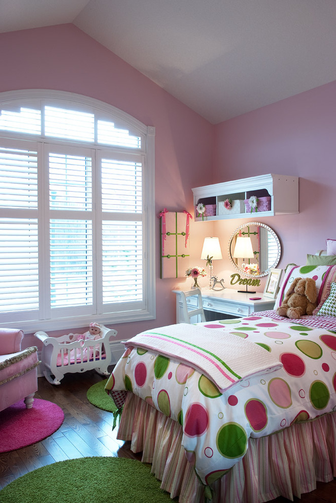 Exempel på ett mellanstort klassiskt flickrum kombinerat med sovrum och för 4-10-åringar, med rosa väggar