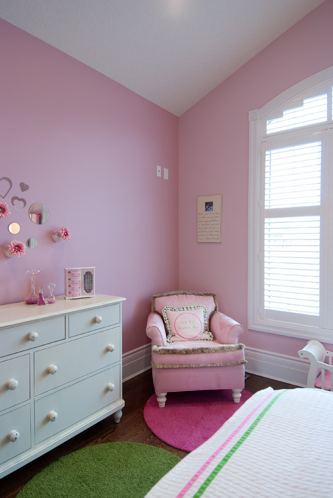 На фото: детская среднего размера в классическом стиле с спальным местом и розовыми стенами для ребенка от 4 до 10 лет, девочки с