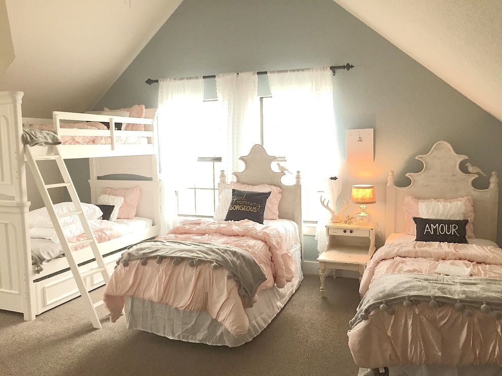 Country Mädchenzimmer mit Schlafplatz und grauer Wandfarbe in Houston
